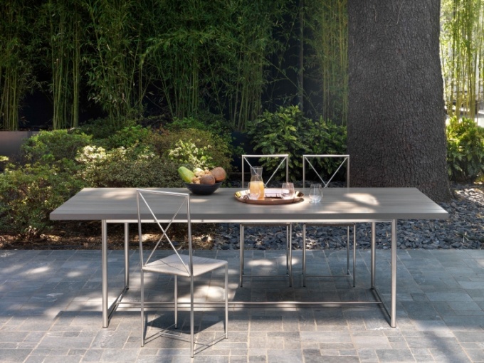 Levante dining table